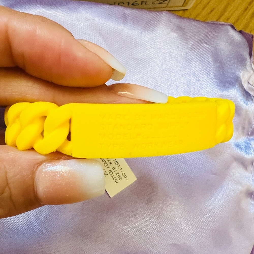 ☀️NWT MARC BY MARC JACOBS VIBRANT YELLOW BRAIDED SILICONE RUBBER BRACELET☀️ - Picture 2 of 3